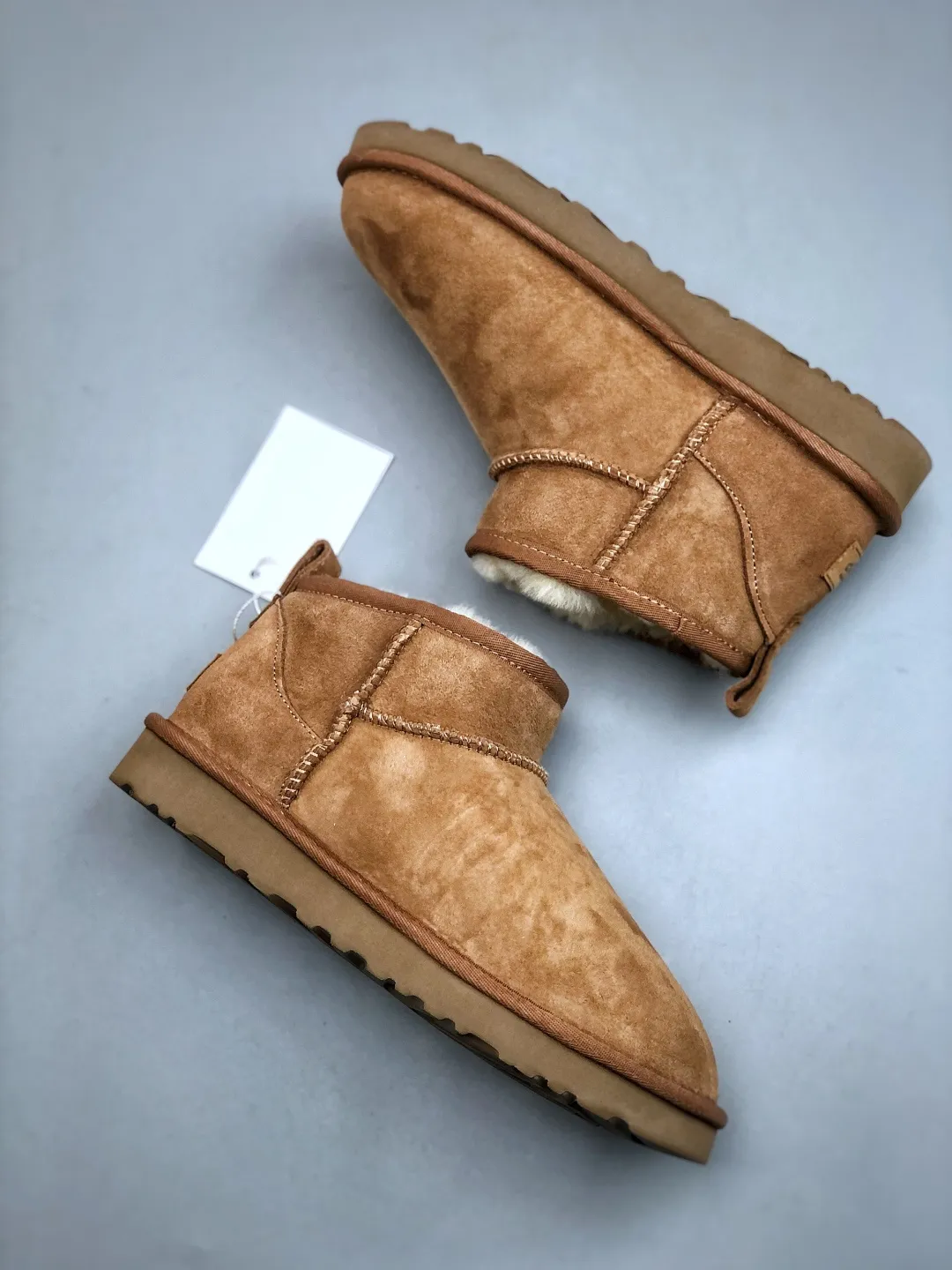 Local self-pickup 💰520 supports store placement. The top version on the market. UGG Mini thin-soled black short tube 1.5cm popular style. Produced by a major foreign trade factory in Guangzhou. Real sheep fur from toe to insole. Independent outer box packaging. Chip. Waterproof process. Different from any version on the market. 3cm thick sole, independently developed outsole, cashmere insole, keeping warm in winter, suitable for home use. In the new year, uug has launched a style series, which is partially geared towards the preferences of young consumers. It has also moved to the forefront of fashion trends. Shoe body material, water-repellent coated suede upper, 17mm UGGPURE™ implanted wool insole, lightweight non-slip and comfortable rubber outsole, with brand LOGO, and full packaging. Size: 35-44